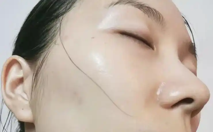 敷满20分钟后掀下面膜,不多不少精华液基本全部吸收,皮肤白皙细腻