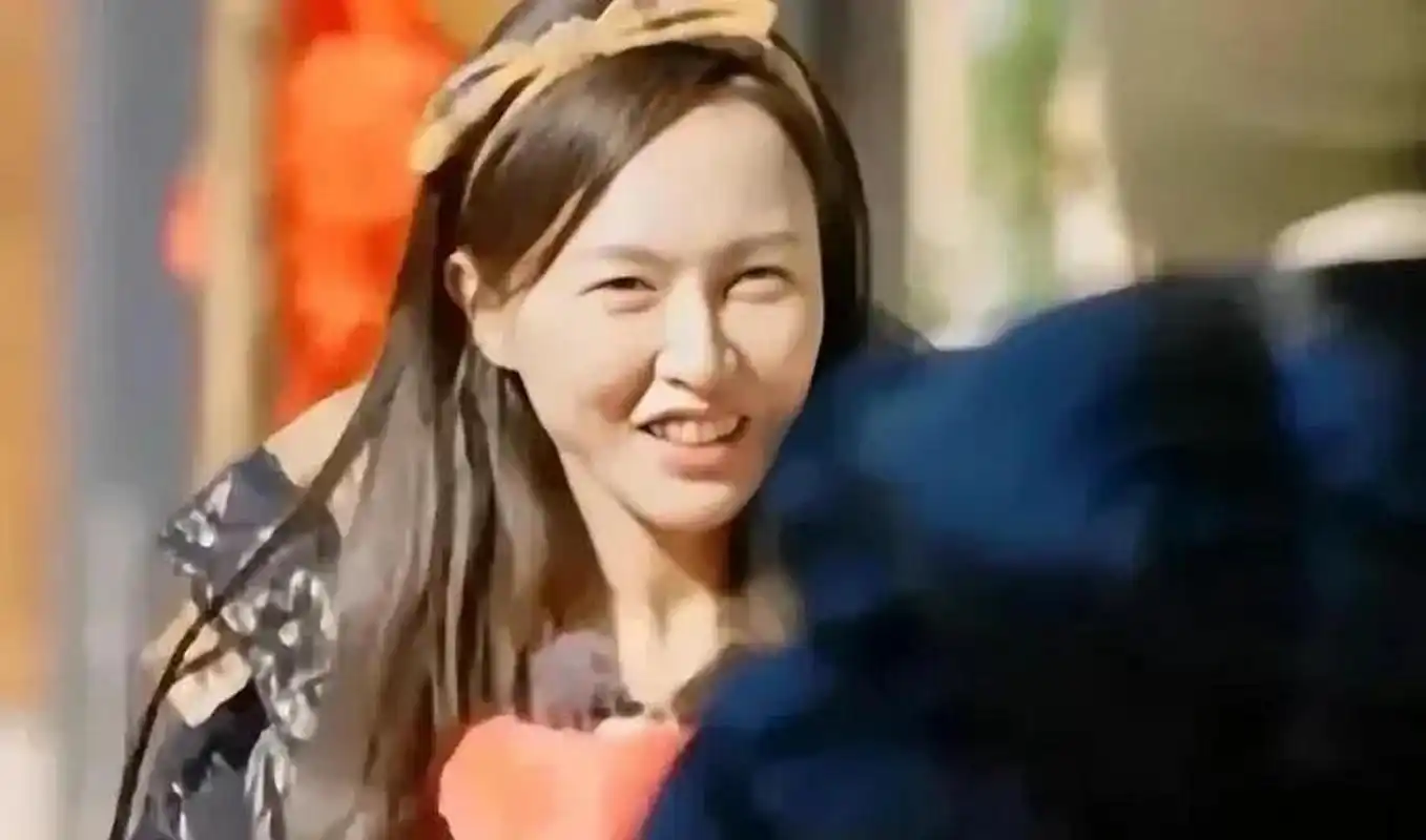 唐嫣的素颜照,虽然没有化妆时候那么精致, 可皮肤底子真好,白白嫩嫩的