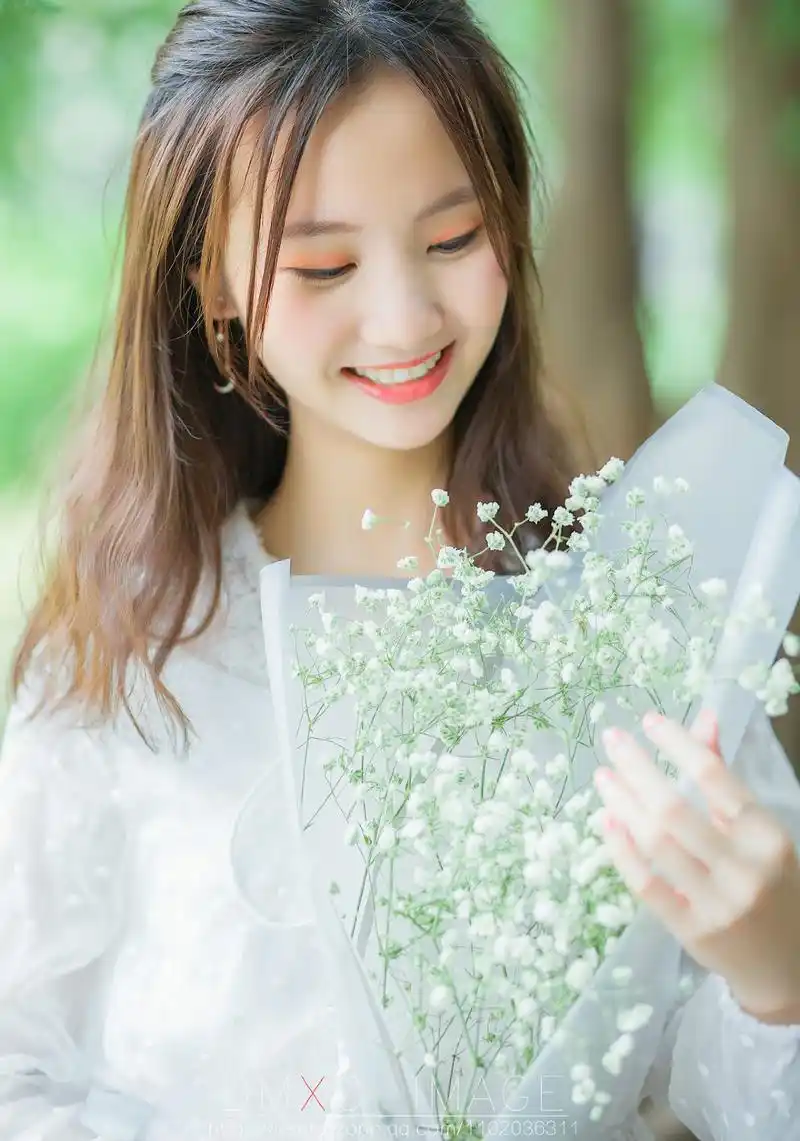 艺术摄影:阳光下的女孩 甜美的笑容如沐春风!