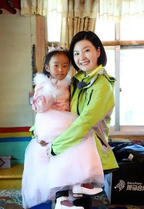 陈蓉4岁还不会说话,却成为了一名主持人,她的双胞胎女儿好可爱_上海