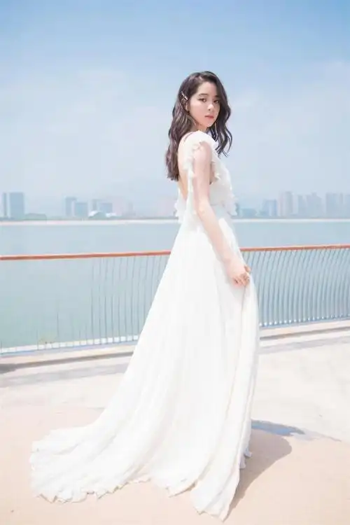 欧阳娜娜助阵创造营公演,穿白色仙女裙气质出尘,美成全场焦点!