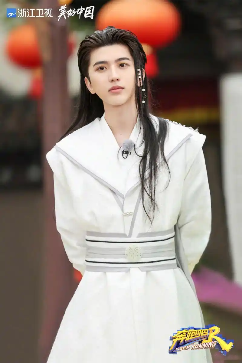 蔡徐坤新闻210513玉树临风翩翩少年郎蔡徐坤奔跑吧古装剧照公开