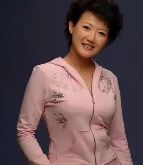 央视女主播梁艳:51岁仍待字闺中,热衷当红娘,一生热爱主持事业_上镜