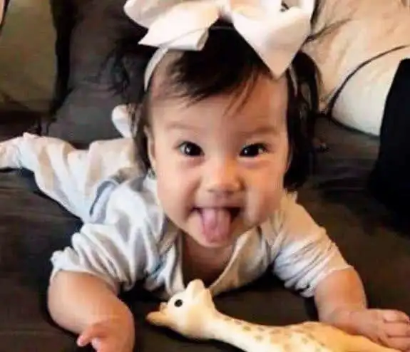 林心如女儿小海豚照片曝光,颜值秒杀咘咘,眼睛酒窝好漂亮!