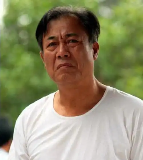 他是国家一级演员60岁演潜伏成功走红今当了爷爷很幸福