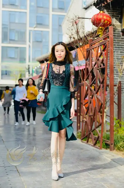 277度街拍济南美女高调入夏