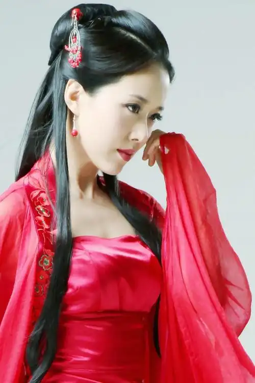 一个清新靓丽的古韵民族服饰红衣女子