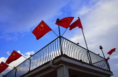 五星红旗迎风飘扬泉州街头的节日气氛你感受到了吗