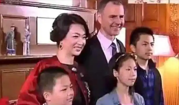 金星领养的3个孤儿现状,没有血缘关系的5口之家,风光背后有泪水_孩子