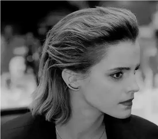 女生帅气大背头发型二emma watson的这款长发大背头发型知性干练,柔顺