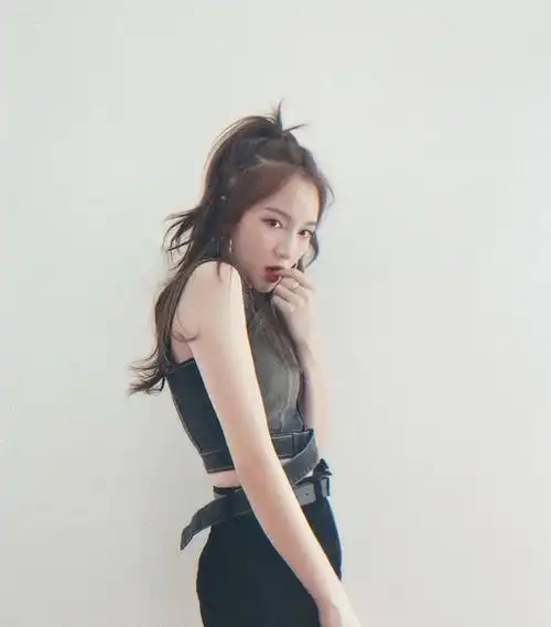 missa孟佳私服穿搭太抗打,可盐可甜,尽显迷人好身材