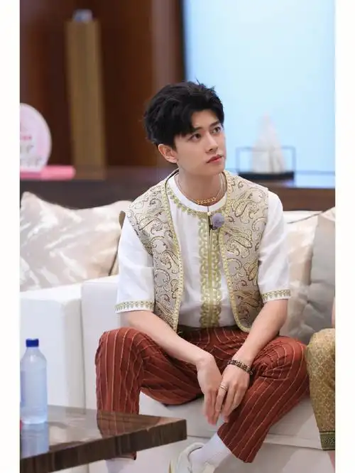 任嘉伦波斯王子白鞋白袜