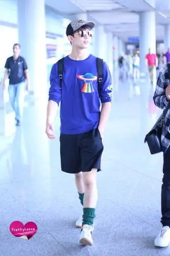 [吴磊][新闻]170808 吴磊北京飞香港启程 足球队队草的反季节时尚