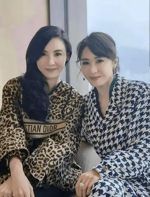 黎姿晒合照为李嘉欣庆祝生日好姐妹聚会开心同框