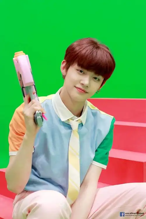 p>崔然竣,1999年9月13日出生于韩国首尔市城北区