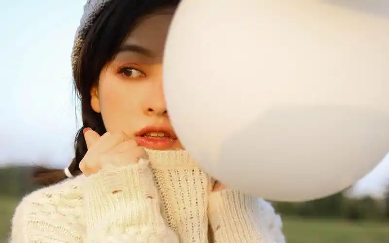 文艺美女户外清新唯美写真图片桌面壁纸