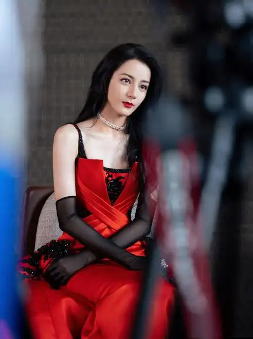 迪丽热巴黑钻吊带红裙