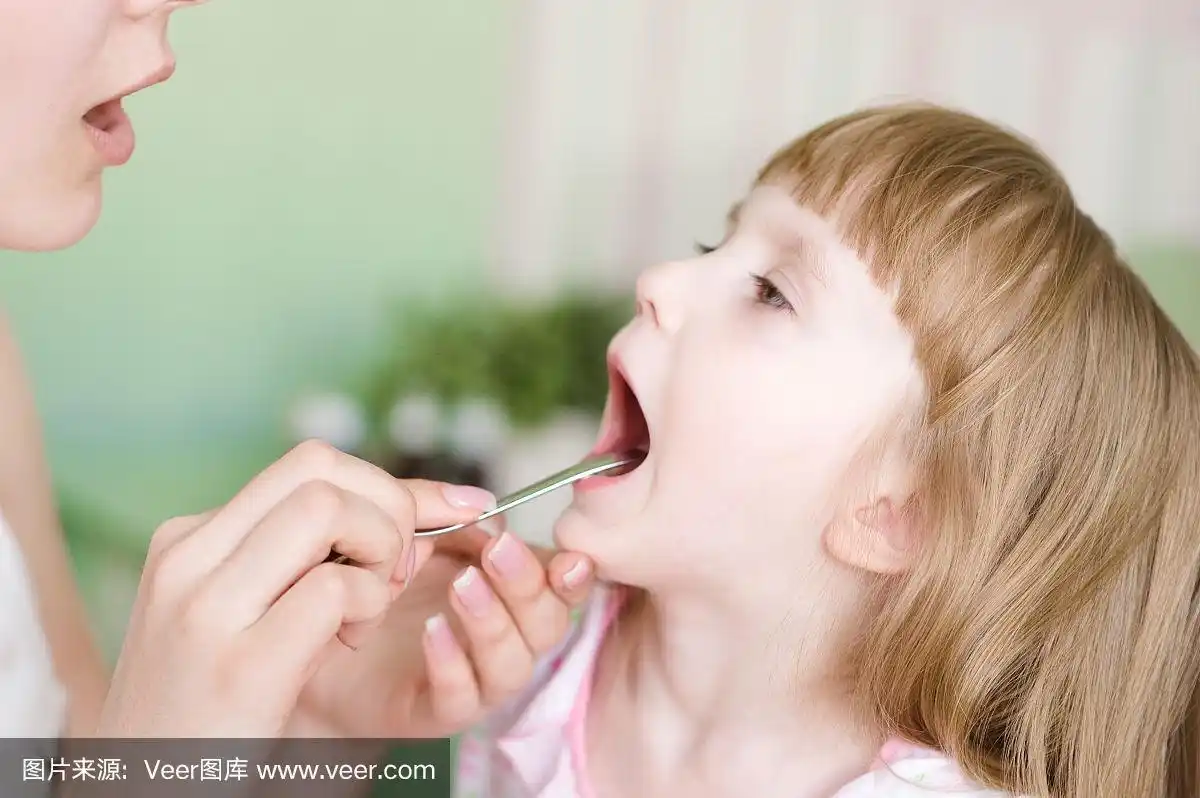 儿科医生检查小女孩的喉咙