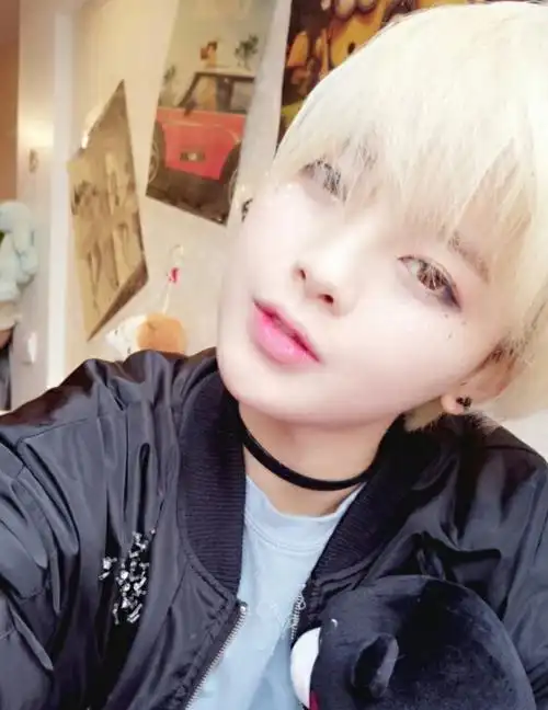 杨超越旧照曝光 金色短发模样清纯俏皮可爱__凤凰网