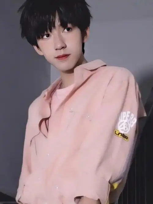 好可爱的小兔子啊贺儿好好看,好可爱(/ω)害羞#时代少年团贺峻霖