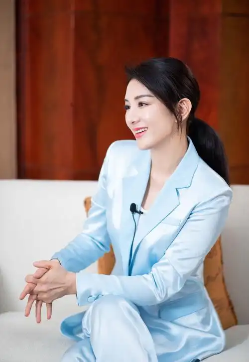 黄奕淡蓝色西服套装写真图片