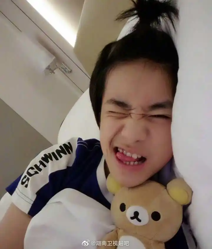 易烊千玺皮筋扎揪揪小苹果,果然酷boy的小辫都不同呀