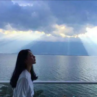 看海头像女生优雅背影女生最新蓝色海边头像