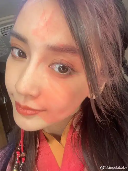 angelababy兑现综艺惩罚发丑照满脸红彩颜值在线
