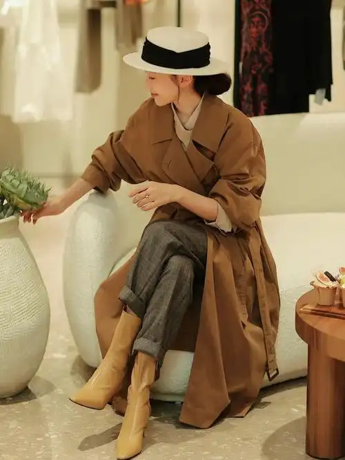 大地色系服装搭配(大地色外套配什么色内搭)