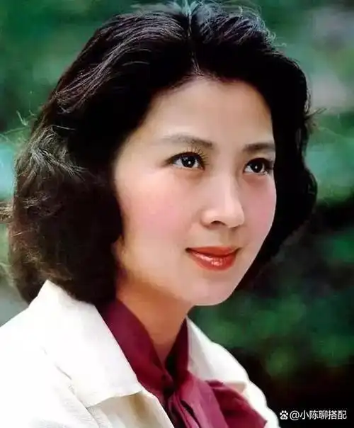 67岁吴海燕老了也时髦,一头短发知性又端庄,穿衣简约又优雅