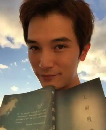 甩了唐嫣的邱泽,如今竟混到和60岁老女人炒绯闻,还被对方打脸