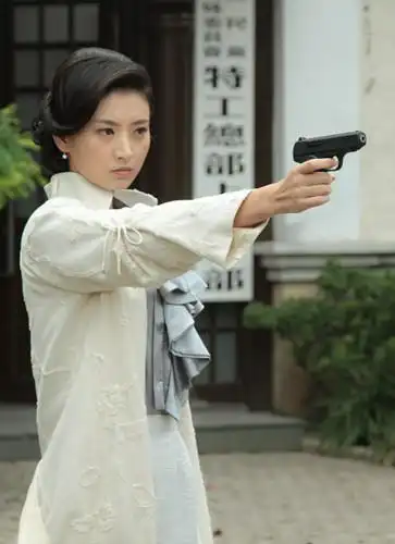 由寇世勋,斓曦领衔主演的谍战大剧《九死一生》正在央视电视剧频道