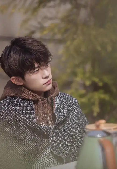 易烊千玺穿复古连帽马甲 梨涡浅笑文艺范十足