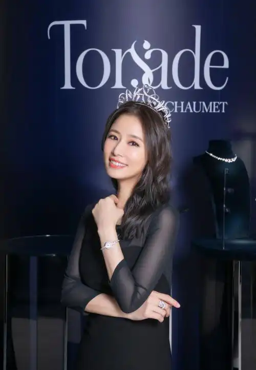 1/ 12 搜狐娱乐讯 8月21日,林心如出席某珠宝活动,身着黑色礼裙优雅