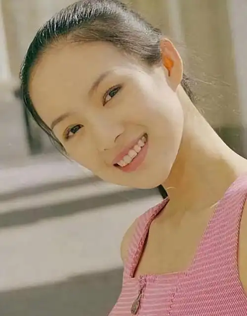 考虑到当时的章子怡还在读书,所以高枫在追求她的时候非常的低