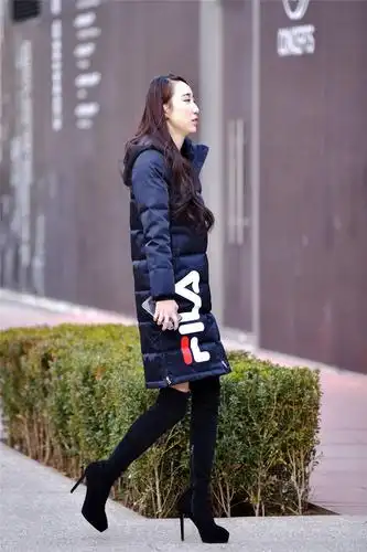 冬天穿过膝靴保暖时尚,高跟和平底款式,哪一款更容易穿出气质?