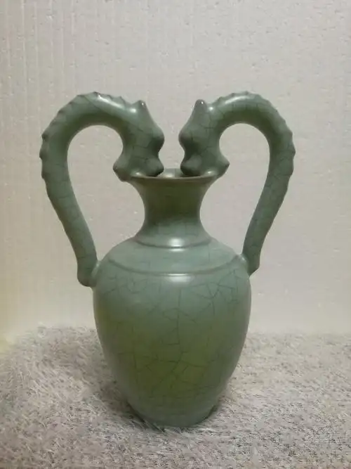 自唐开始已发现三彩与邢窑白釉中出现该器物,宋代顶盛,五大窑及耀州窑