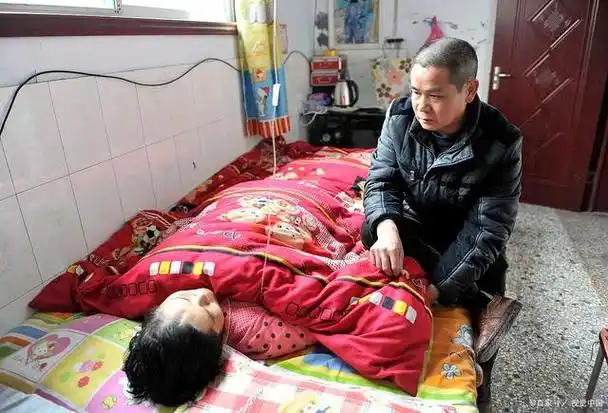 长期瘫痪在床的老人应该怎样护理?