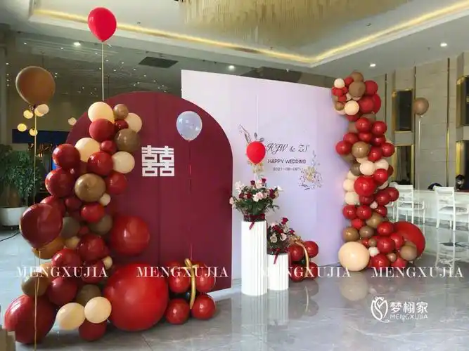 8月婚礼迎宾背景墙布置暗红色系