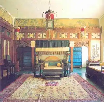 另外我们可以到北京的故宫去看一看皇帝的寝宫是怎样的.