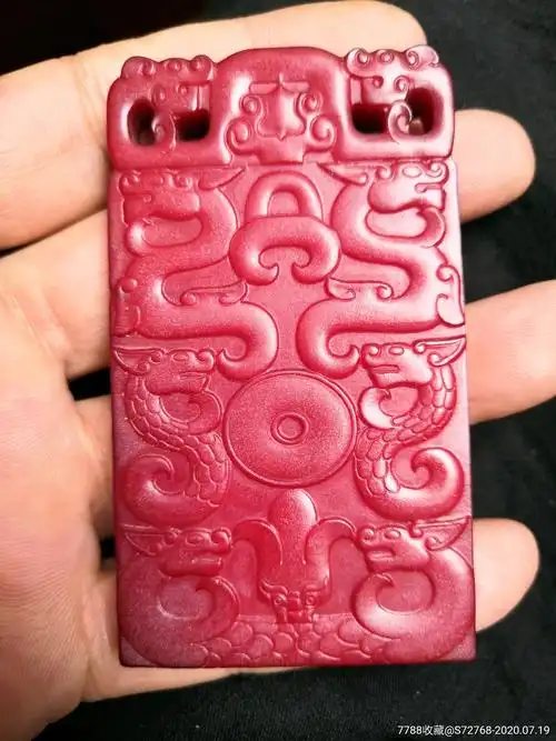 良渚时期老红玉挂件手件个个满身工艺