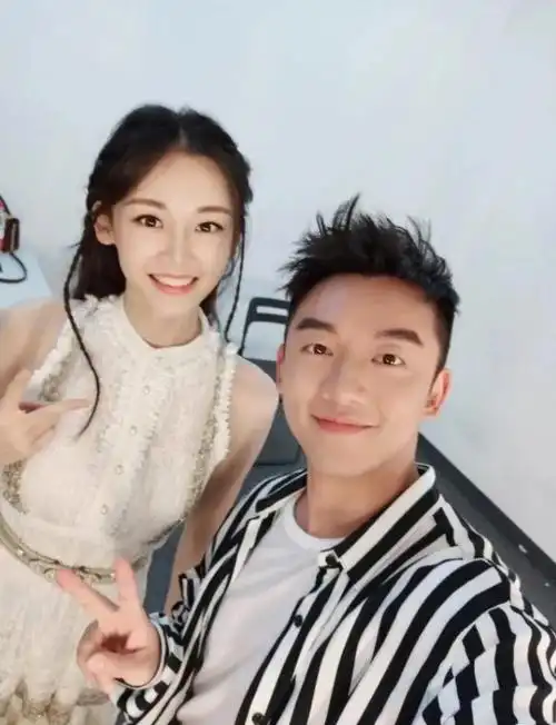 郑恺真有福气!妻子"苗苗"颜值超高,穿吊带裙尽显好气质,魅力十足!