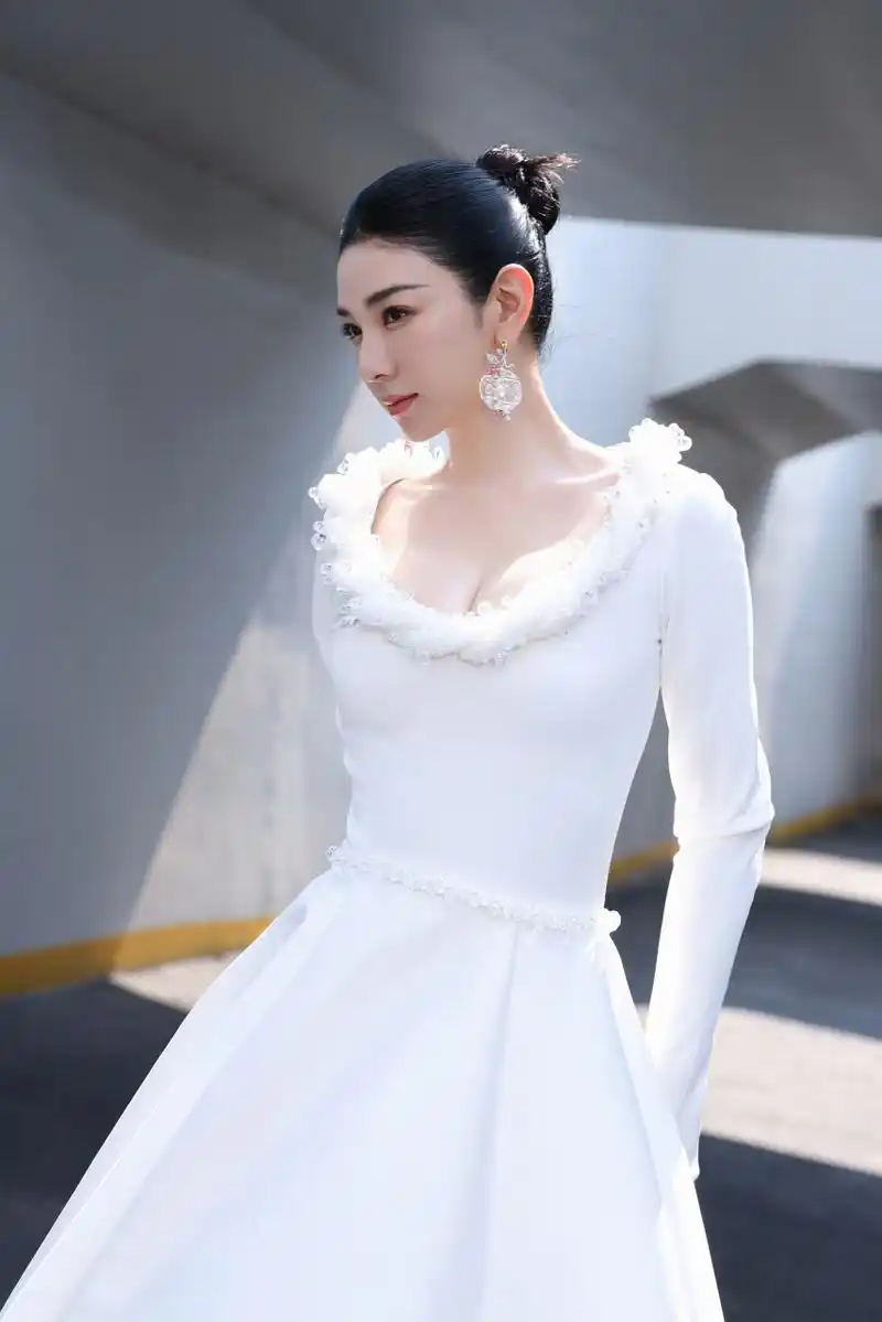 黄奕 @黄奕 一袭白裙亮相第二十五届上海国际电影节,佳人倩影,钻光