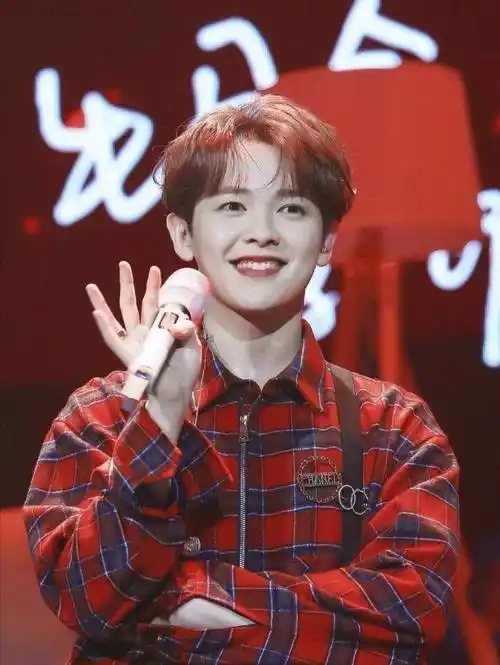 尤长靖是什么小可爱?私服穿搭太奶了,不愧是明朗少年_黑色_造型_时尚