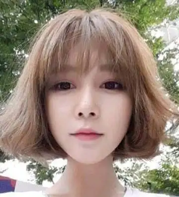 女生中间短两边长刘海发型图片