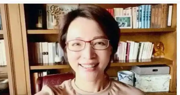 董卿素颜仍比村妇要漂亮得多,但跟舞台反差大,叉腰站立没书卷气