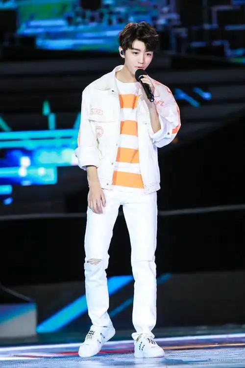 王俊凯活动照图片 王俊凯帅气时尚图片