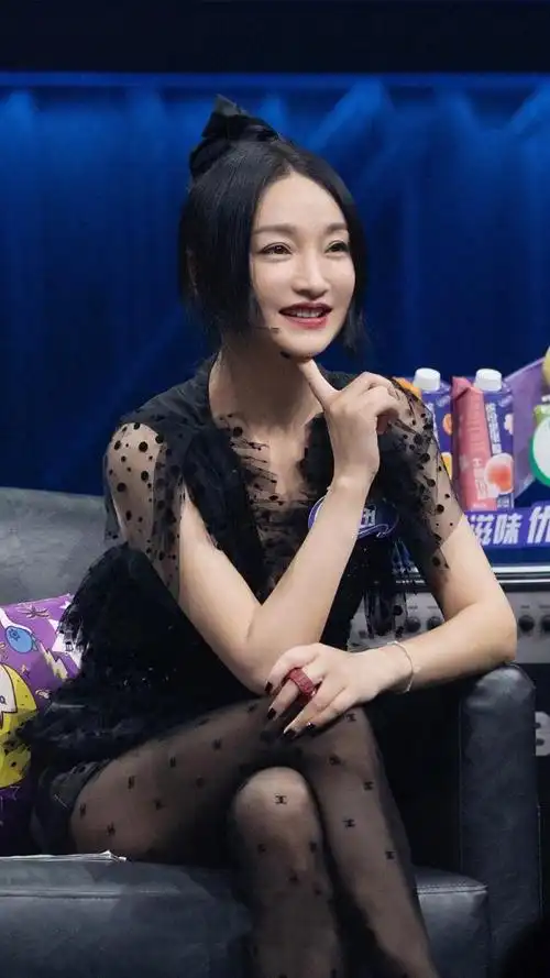 45岁周迅也放开了穿蕾丝上衣配皮短裤显风韵黑丝袜更吸睛