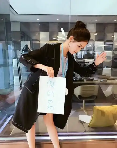 她在《谈判官》表现惊艳,被杨幂力捧或红过热巴,美似赵丽颖