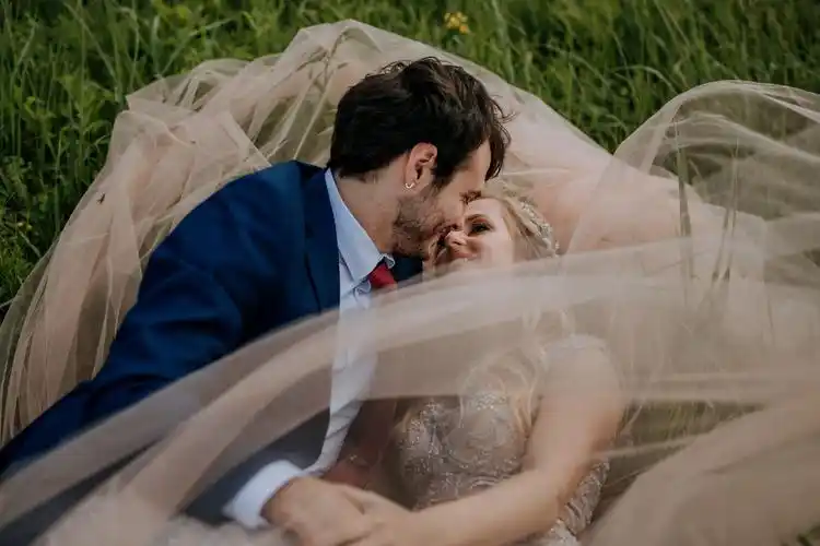 金发女郎, 女朋友, 吻, 男朋友, 铺设, 草, 爱, 马夫, 浪漫, 夫妇